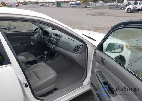 2005 Toyota Camry Le z USA, uszkodzony, nr VIN 4T1BE32KX5U396878